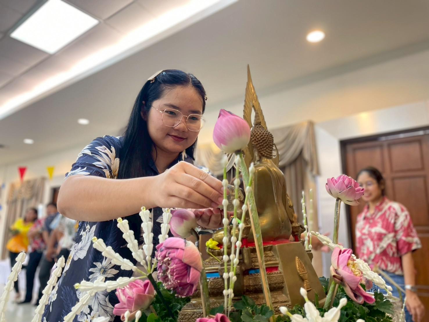 358. วันที่ 26 เมษายน 2568 สาขาการบริหารการศึกษา ได้จัดกิจกรรมรดน้ำดำหัวคณาจารย์ระดับบัณฑิตศึกษา ประจำสาขาการบริหารการศึกษา ณ ห้องประชุมครุร่มสัก 1 ชั้น 3 อาคารคณะครุศาสตร์